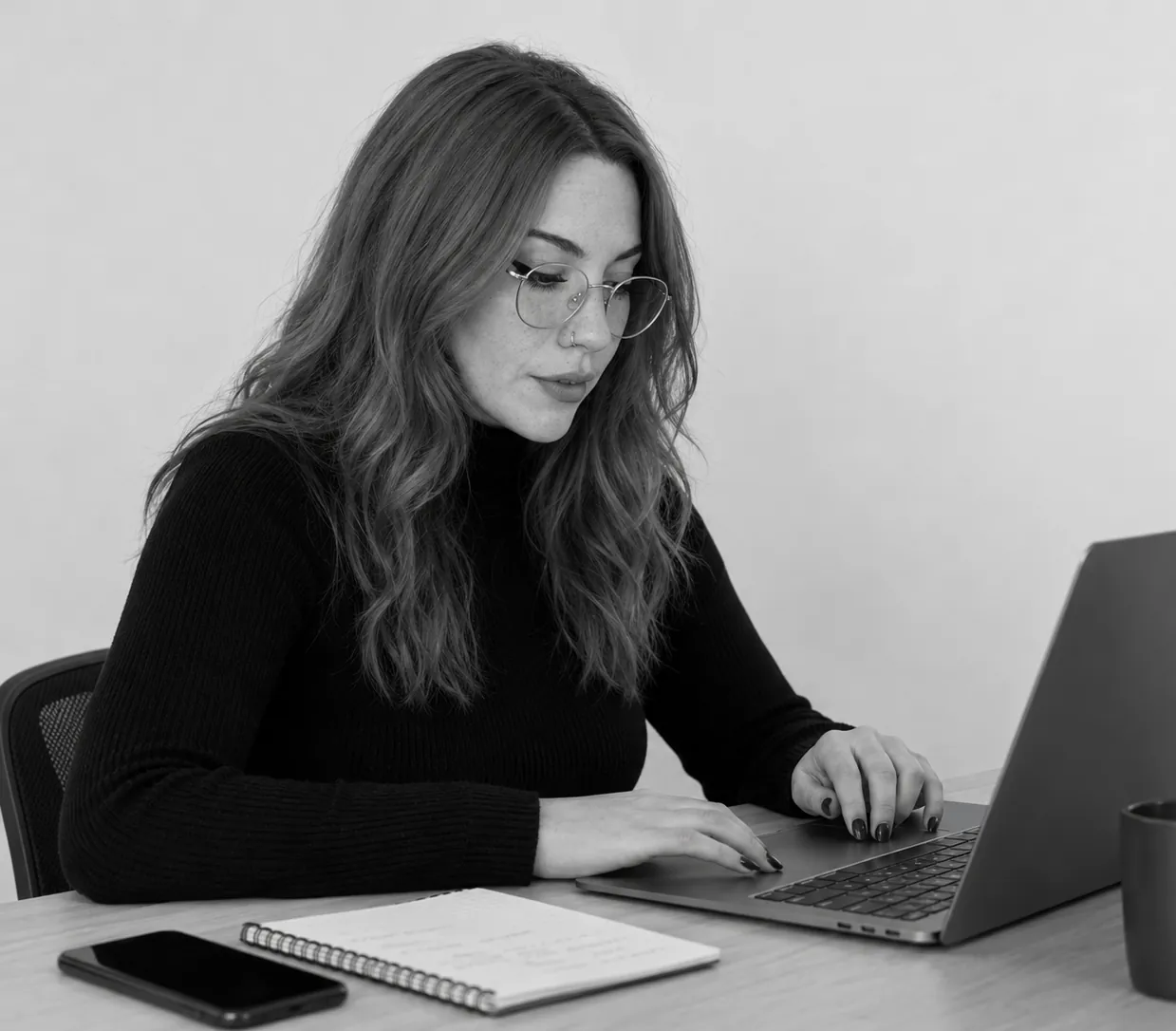Giannina Guerrero trabajando en laptop